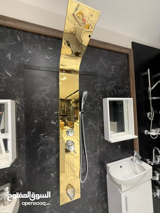 ادوات صحية مشكلة جديدة في معرض للبيع مراحض مغاسل حنفيات مجالي وسرميك مشكل للبيع كميه داخل المعرض