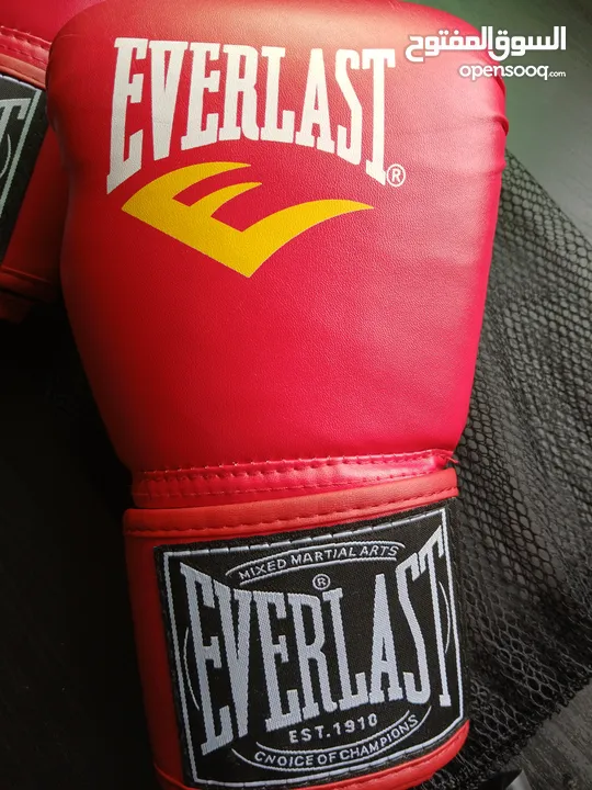 كفوف EVERLAST الأصلية استعمال خفيف جدا جدا بحالة الوكالة للبوكسينغ و الكثيير من الرياضات ...........