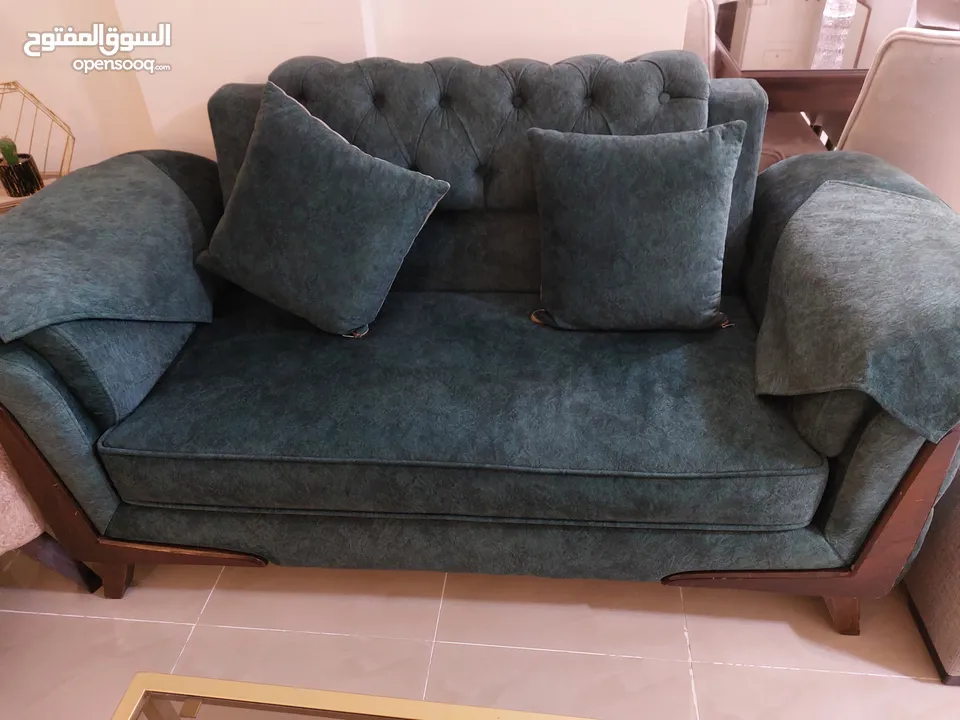 طقم كنب مستعمل بحاله جيده جدا للبيع  مع طقم طاولات ثلاث قطع