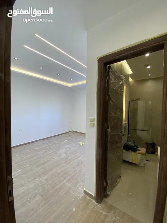 شقة فاخرة شبة ارضي 250 متر داخلي و 200 خارجي اعلى من مستوى الشارع في النخيل 4 غرف نوم 2 ماستر مميز
