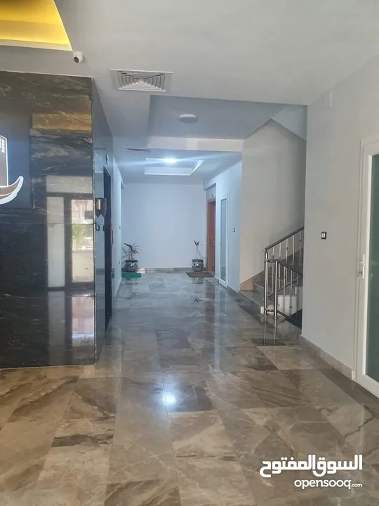شقة راقية جديدة ماشاء الله للبيع حجم كبيرة في مدينة طرابلس منطقة بن عاشور في شارع الجرابة داخل المخط