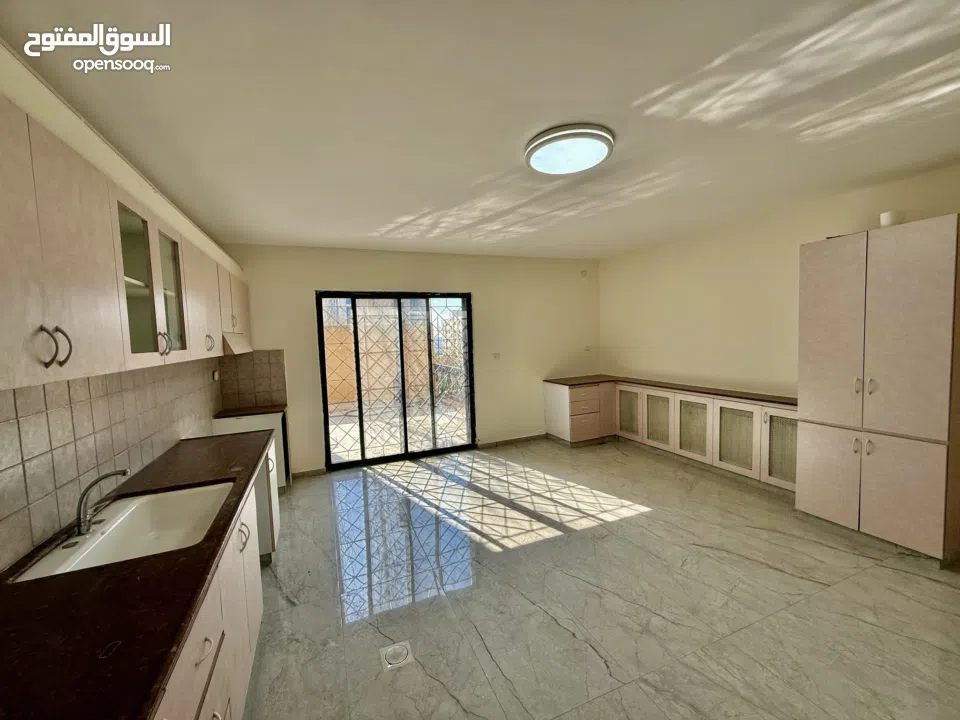 تأجير شقة طابقية بمساحة 340 م2 في منطقة حيوية في الماصيون (للمؤسسات فقط)