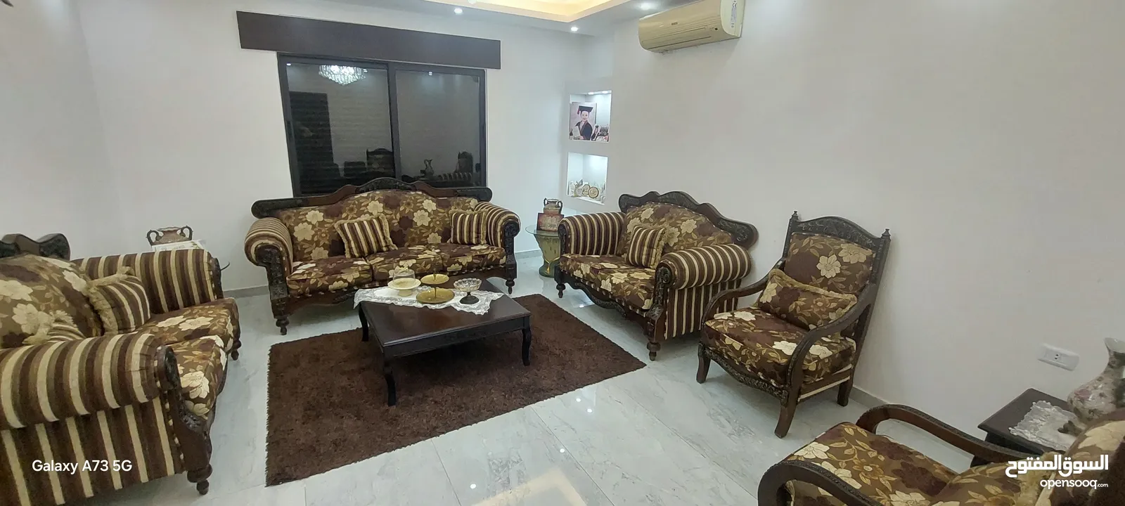 طقم كنب بحالة ممتازة مكون من 9 مقاعد للبيع ب 200 د