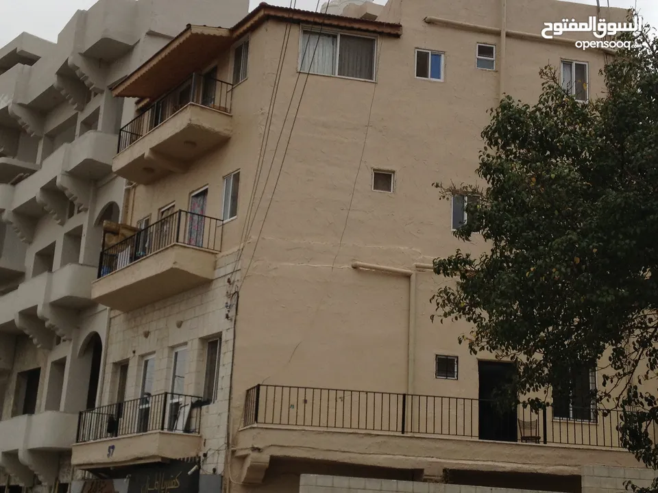 عماره للليع  في جبل عمان قرب شارع الرينبو والجامعة المانيه من المالك مباشرة