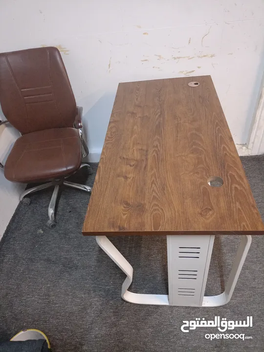 ميز مكتب مع الكرسي مستخدم قليل جدا