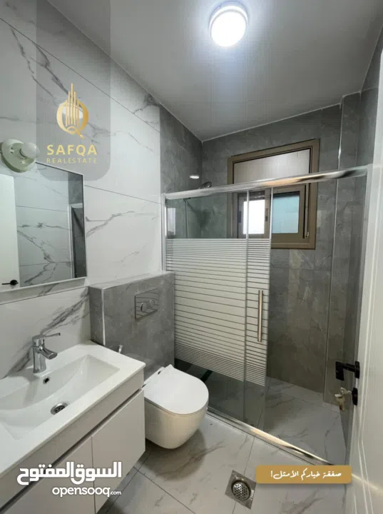 شقة غير مفروشة مميزة بتشطيب عصري واطلالة بالقرب من بنك فلسطين الادارة العامة