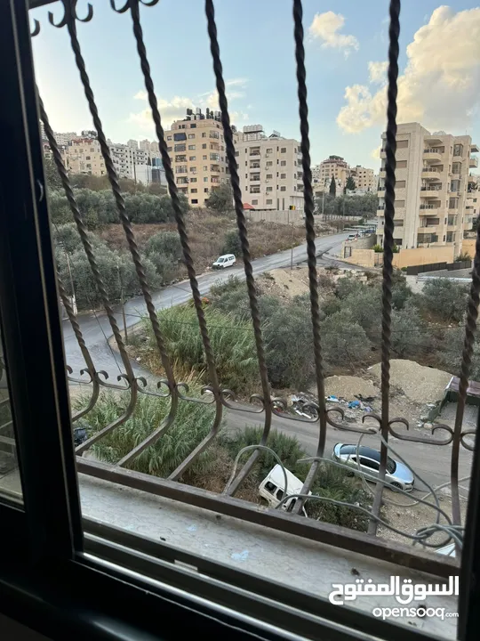 شقة لقطة للبيع مقابل المدرسه الاسلاميه لذكور اول شارع بعد المستشفى العربي التخصصي بجانب عشق لشوكلاته