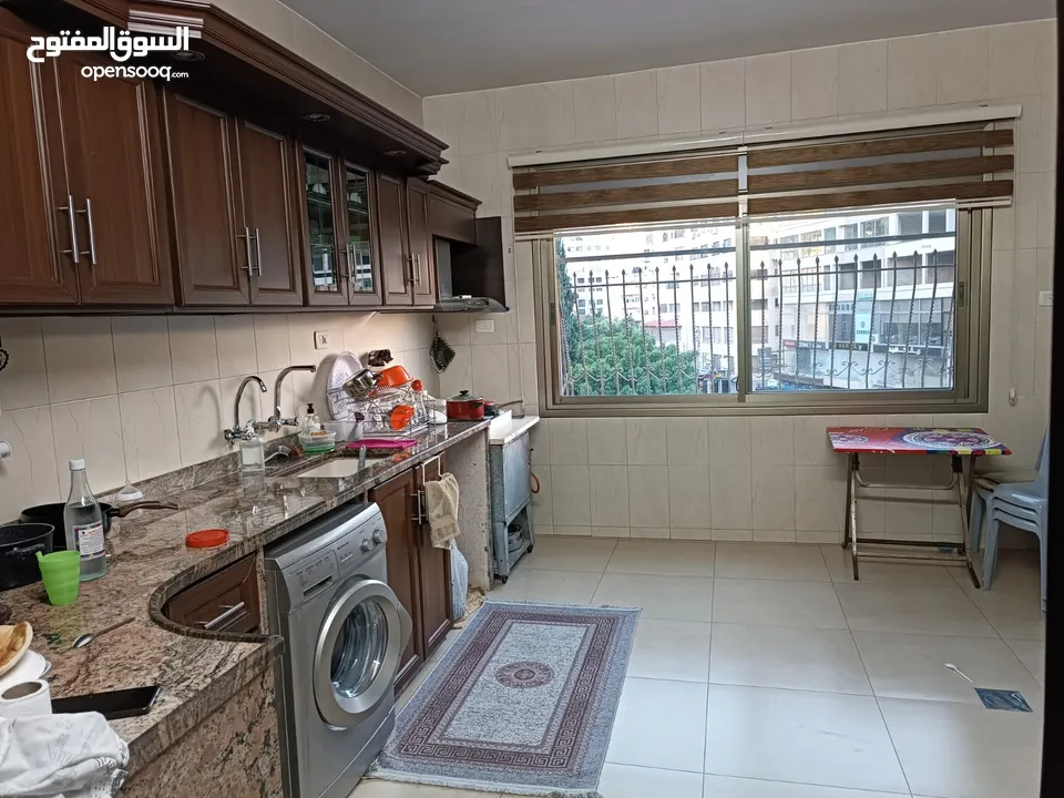 شقه واسعه  مميزه مطله على شارع رفيديا الرئيسي قريبه من. جميع الخدمات