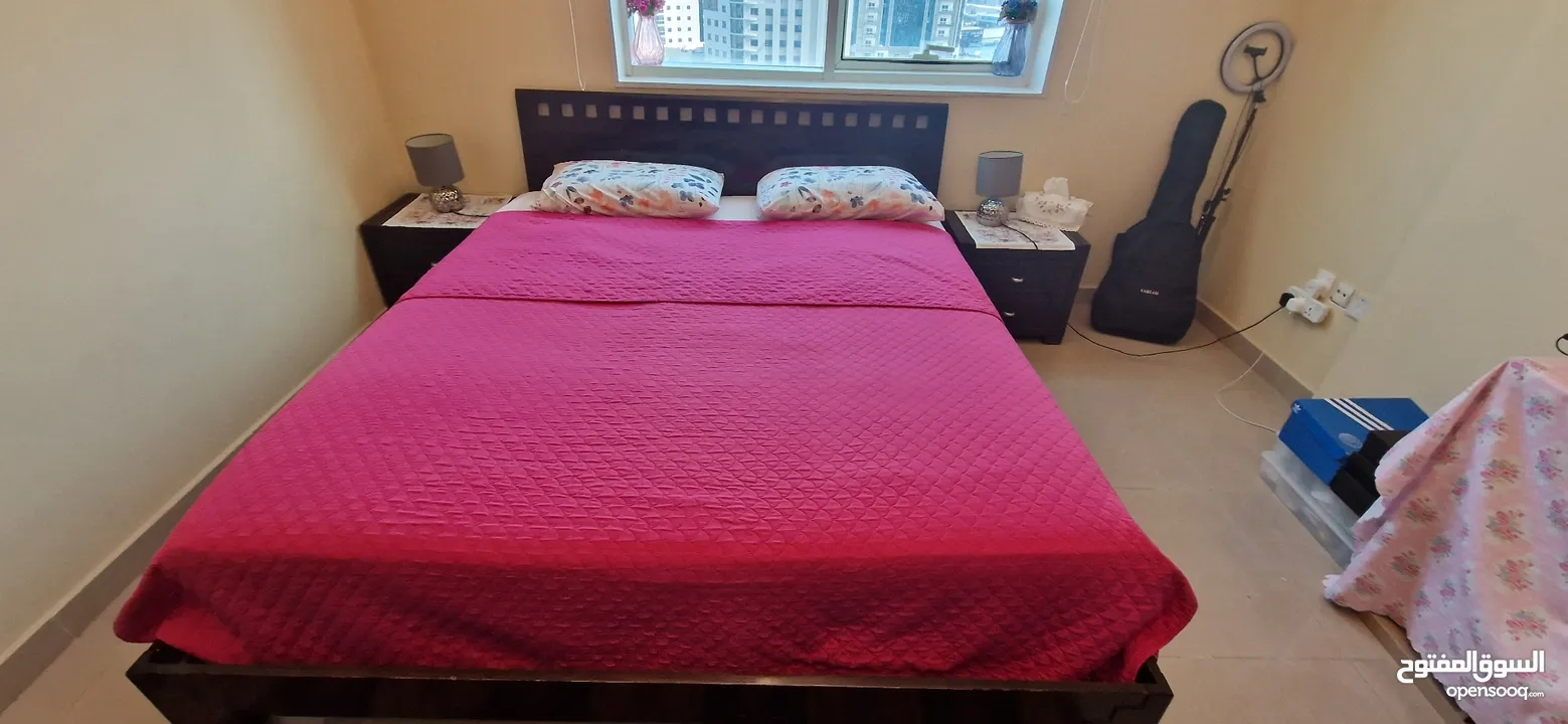 سرير مع 2 كومودين 1تسريحة 1خزانة وستائر الاولى قسمين  220×100 الثانية  220×170