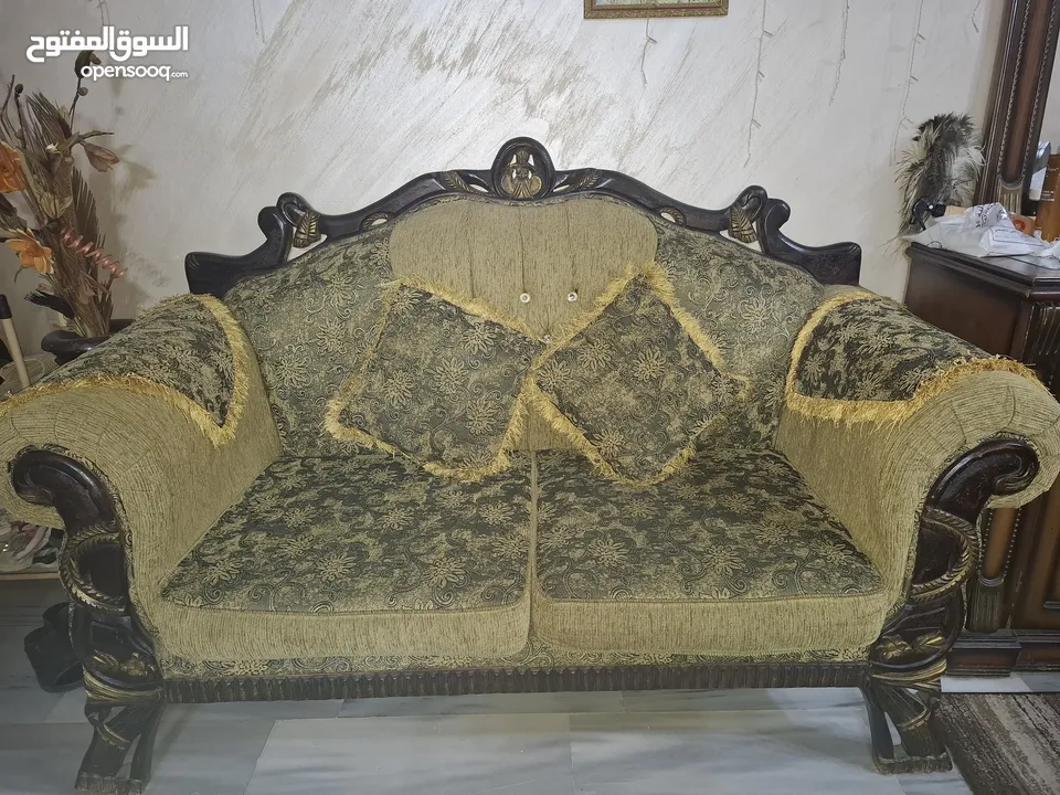 طقمين كنب زان بحاله ممتازه وطقم سفره مع ملحقاتها للبيع