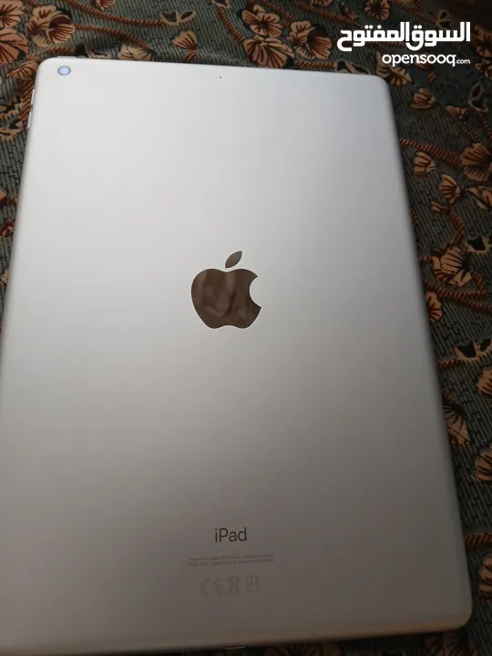 ايباد 8 مساحة 128 جيجا بايت لون سلفر فل نضافة غير مفكوك واستخدام خفيف  نوعا ما  iPad 8 128 gb