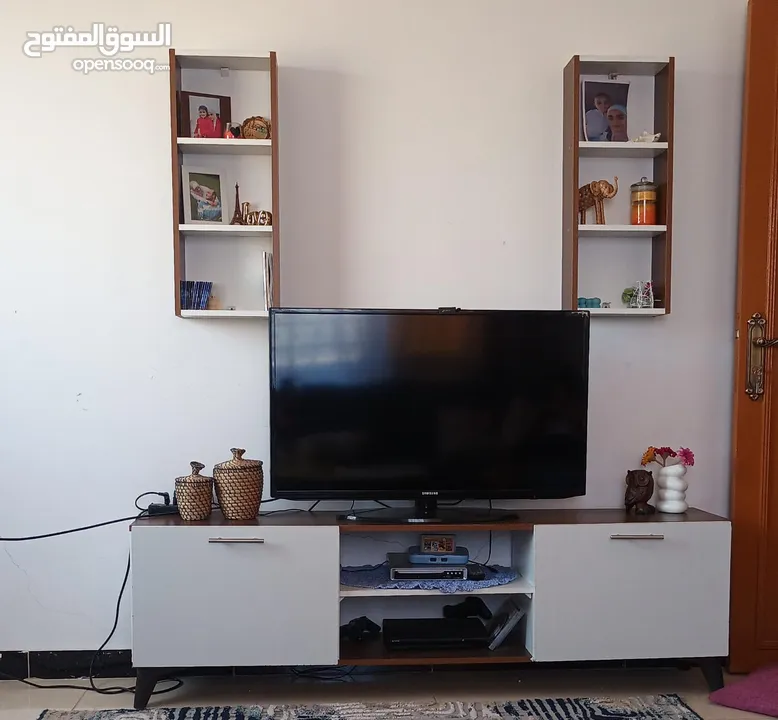 كنب كورنر مع طاولة نص مع طاولة شاشة كلهم طقم كامل
