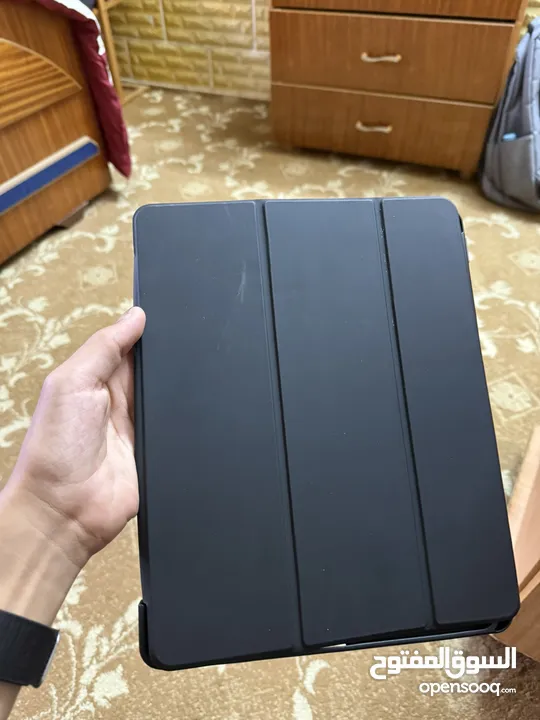 ايباد m4 13 inc مشحون 5 مرات ولاشي فيه مفتوح كرتونه الجهاز