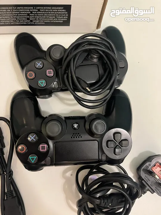 ps4 with 5 games and 2 controllers