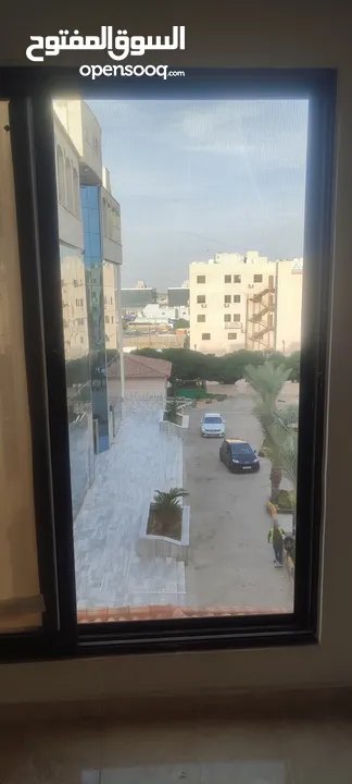 مكتب تجاري بارقى منطقه باربد بجانب صالة حياة اربد مباشرة للبيع.
