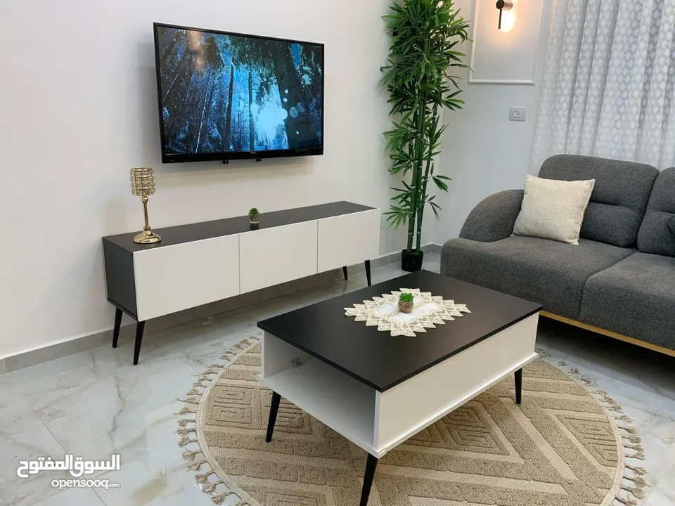 طقم مزنون بالوان جديده  مقاس  150 سم بعرض 30 سم ارتفاع 55  الطاوله 90 * 55 سم ارتفاع 45
