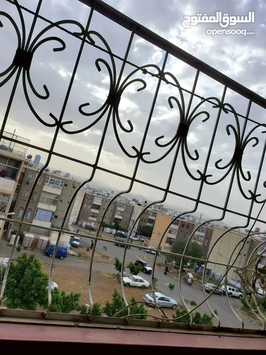 شقة تقع في مدينة الحمدي خلف السفارة الامريكية