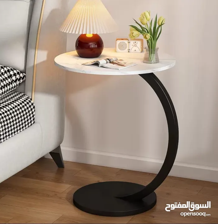 استمتع بالراحة والجمال مع طاولة جانبية مستديرة على شكل حرف C، الحل المثالي لكل مكان!