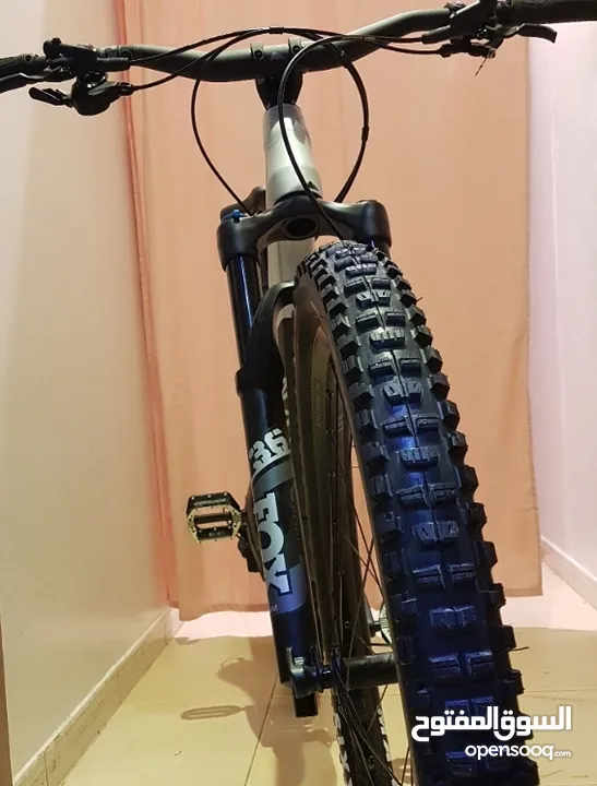 سيكل جبلي مع ملحقاته trail bike دراجة أصلية عملية مع اكسسوارات canyon mountain