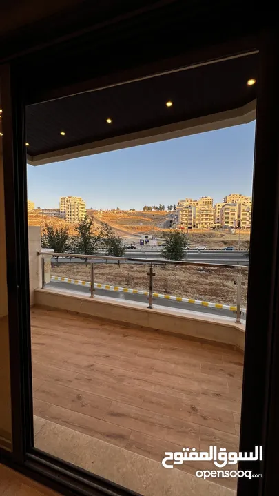 شقة ارضية للبيع 110م مع ترس (سكنية - استثمارية) في ديرغبار شارع ال 60 ، مطبخ راكب ، تدفئة غاز