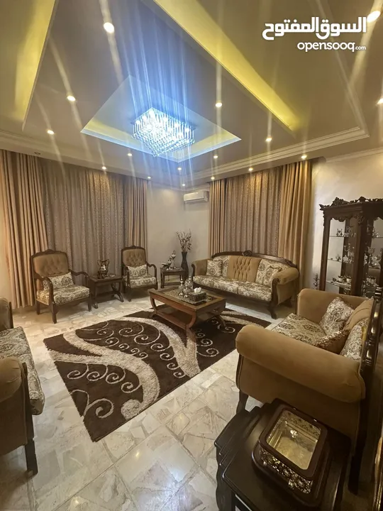 طقم كنب 9 مقاعد + طقم طاولات وسط