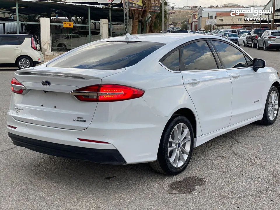 Ford fusion Hybrid 2019 SE (Clean title)