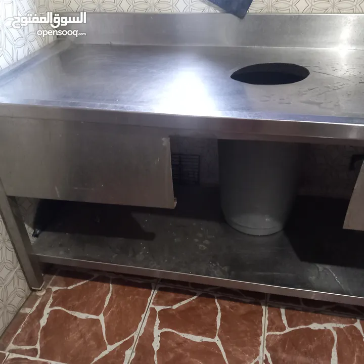 مجلى ستيلس ثقيل صناعي  ثلاجة بحاجه الى مروحة  طاوله ستيلس  غاز عين وحدة كانون كبير طول مترين عرض 40س