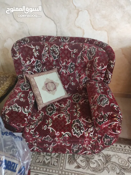 كنب 8مقاعد مع اربع برادي وطاولة خشب وسط