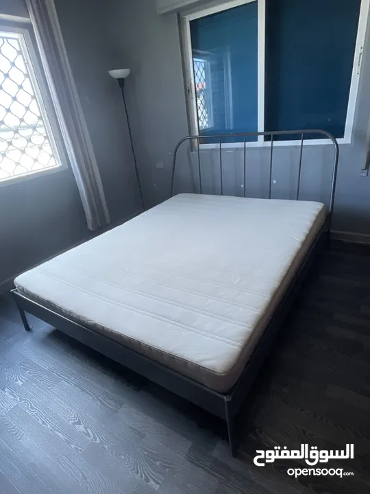سرير مجوز مع فرشه 2 في 2 م من ايكيا حديد مطلي لون سكني