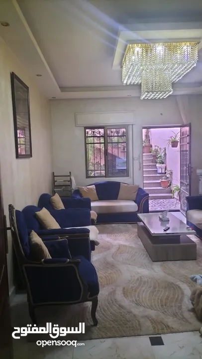 منزل مكون من 3غرف نوم و3 حمامات واحده ماستر وصاله وصالون  وحديقه عدد 2