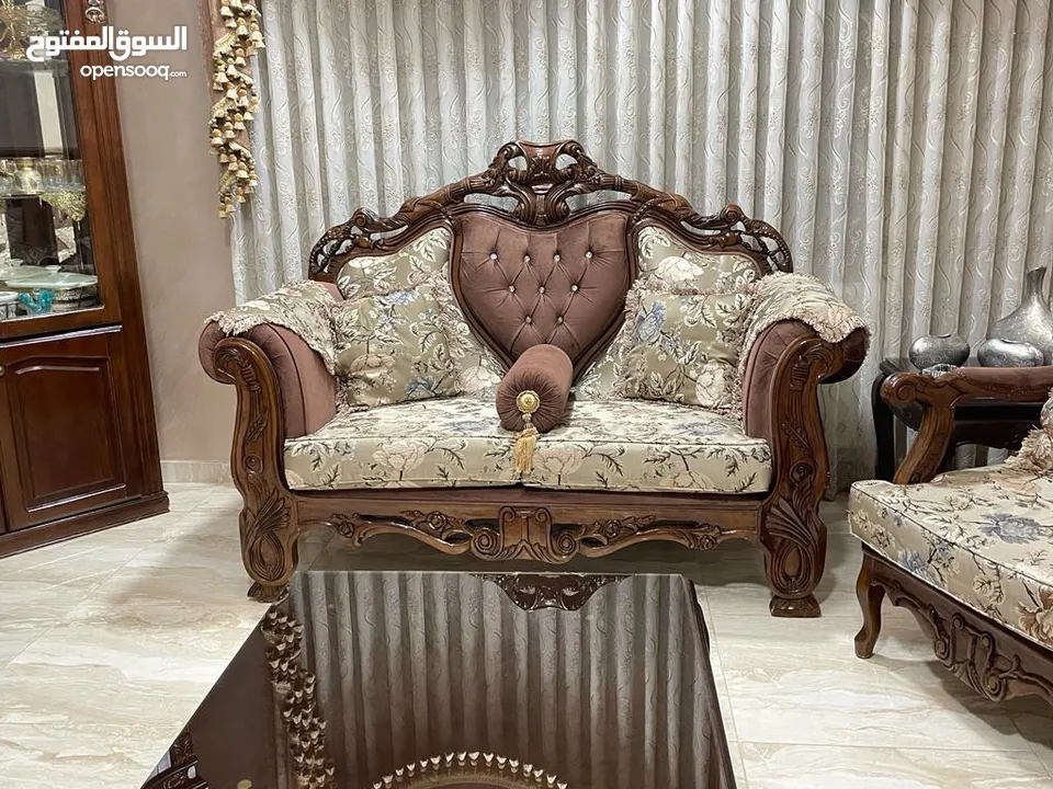 طقم كنب 7 مقاعد شبه جديد مع طربيزات