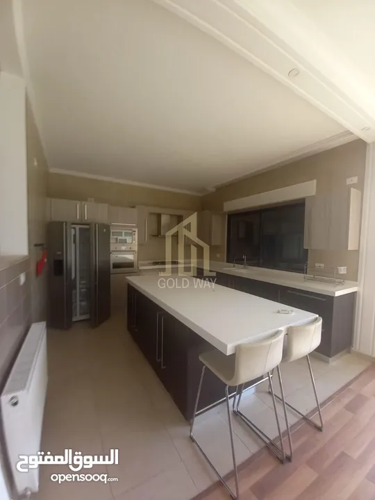 في أرقى مناطق خلدا شقة طابق ثاني 213م بتشطيبات راقية مسعر مميز / ref 9379