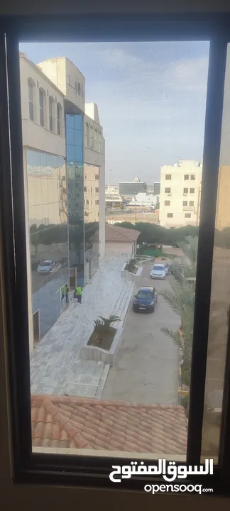 مكتب تجاري بارقى منطقه باربد بجانب صالة حياة اربد مباشرة للبيع.