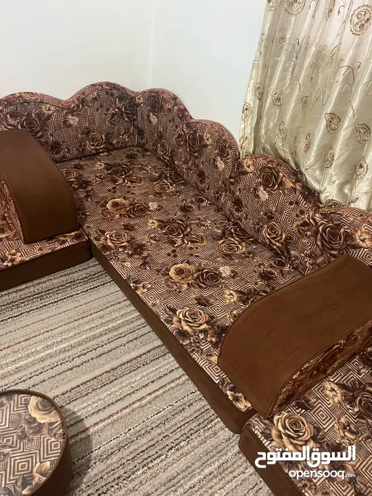 جلسه ارضيه اربع فرشات مع مساند ومراكي وطاوله وسط