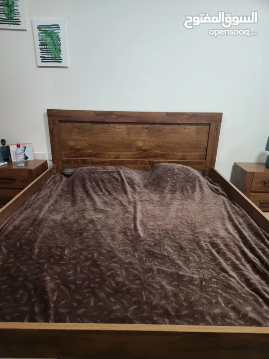 bed set, 1 bed, 2 nightstands, 1 dresser