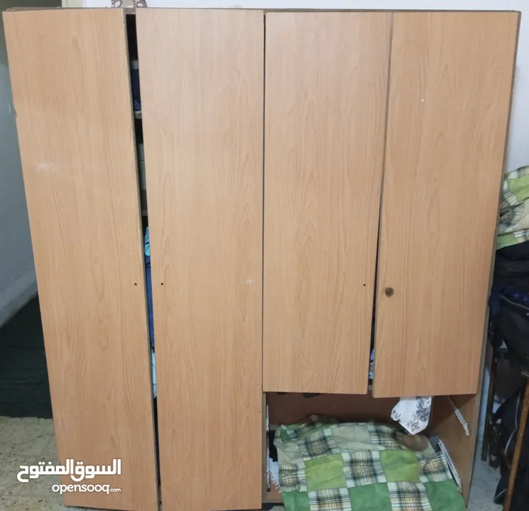 للبيع سرير اطفال وخزانه