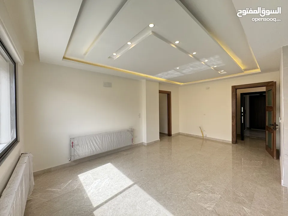 شقة مميزة طابق اول مساحة 214 م بتشطيبات مميزة باجمل مناطق رجم عميش مع بلكونات بنظام ترسات