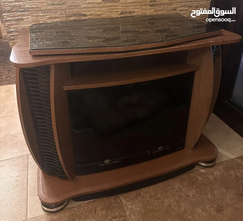طاولة تلفاز بحالة جيدة