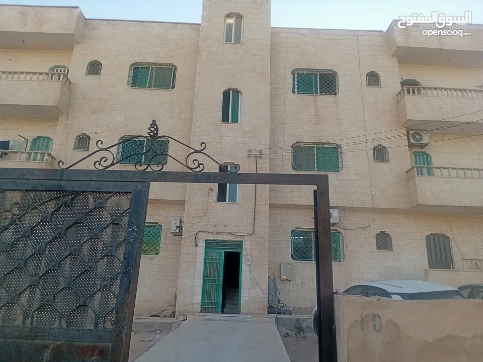 بناية استثمارية للبيع بسعر مغري بداعي السفر.. الزرقاء ..ضاحية مكة...مكونة من 6 شقق