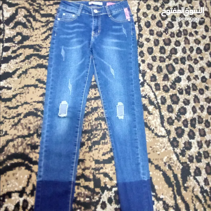 ملابس بناتي مستعمل بس نضيف بأسعار رمزيه ومراعاه عالكميه بلبسو عمر 8/9 سنين