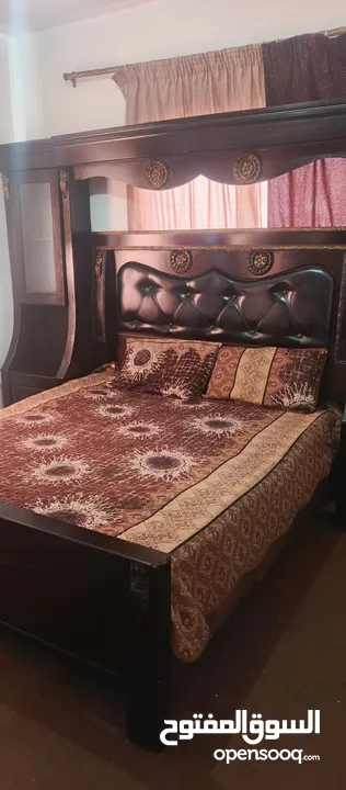 غرفة نوم مع فرشة زمبركية بحالة ممتازة