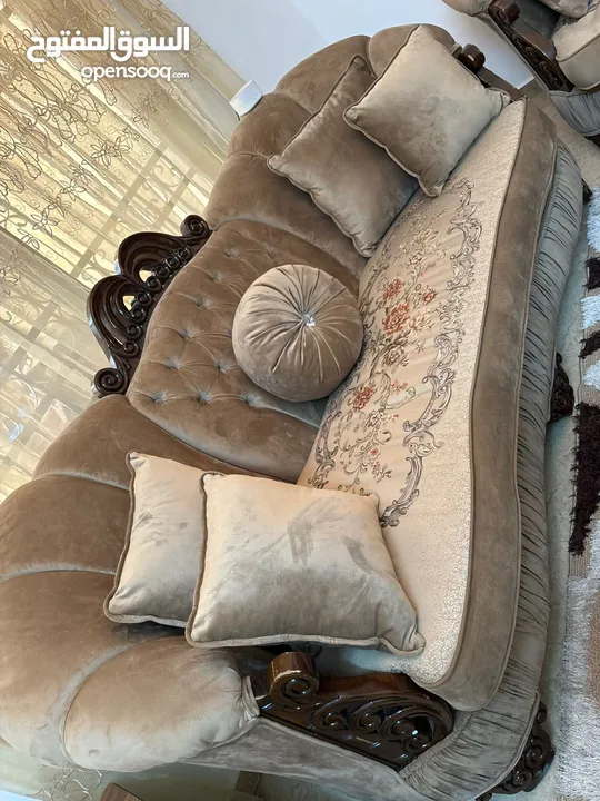 مضافه للبيع بالكامل شبه جديد لم يتم الجلوس عليها  طقم كنب وطقم طاولات بردايه وسجاده تركي طقم بالكامل