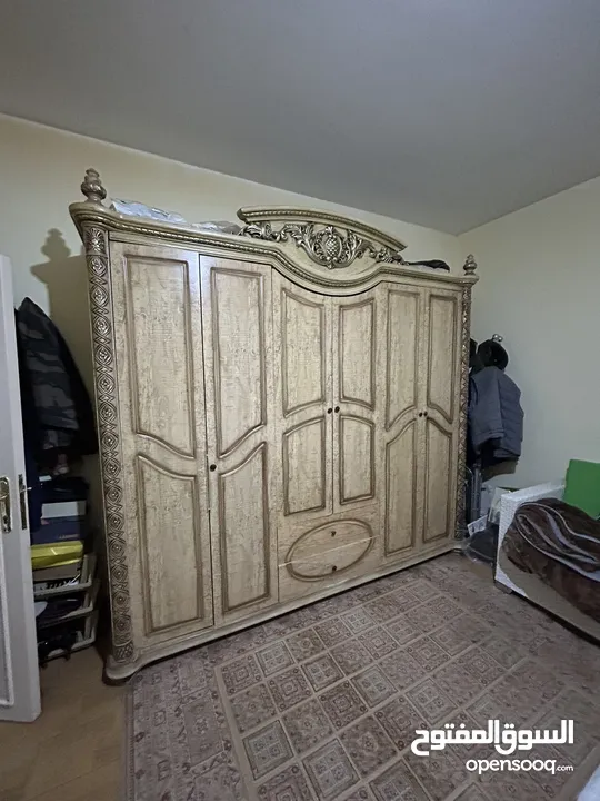 غرفة نوم ماليزي بحالة ممتازة داخليتها ممتازة جداً ووسيعة الله يبارك لصاحب النصيب