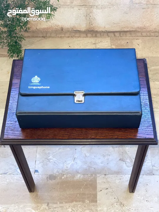 شنط سفر وحقائب قديمة ونادرة.