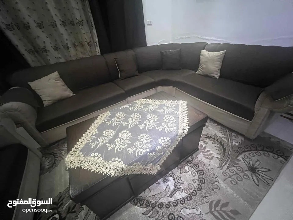 طقم كنب للبيع لون بني وبيج استعمال بسيط مع الطاولات والبرداي