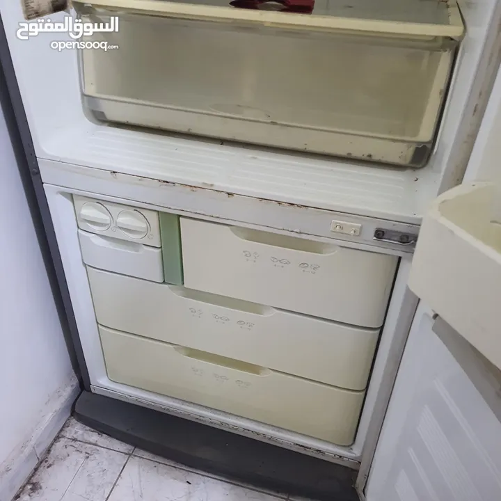 ثلاجة و مكنسه و تلفزيون للبيع