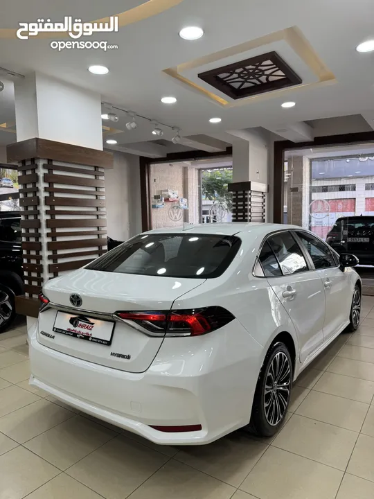 تويوتا كرولا 2022 محرك 1800 كهرباء وبنزين بقوة 170 حصان سياره اقتصاديه جداً ومميز