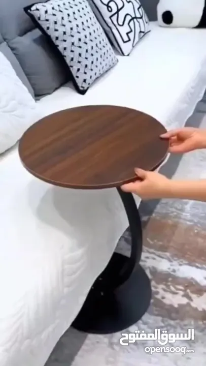 طاولة جانبية مستديرة على شكل حرف C، الحل المثالي لكل مكان! يمكن استخدامها بجانب الأريكة، كطاولة شاي