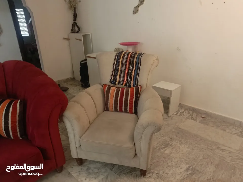 طقم كنب حوض كبير سبع مقاعد بحالة جيدة جدا لا يحتاج صيانة