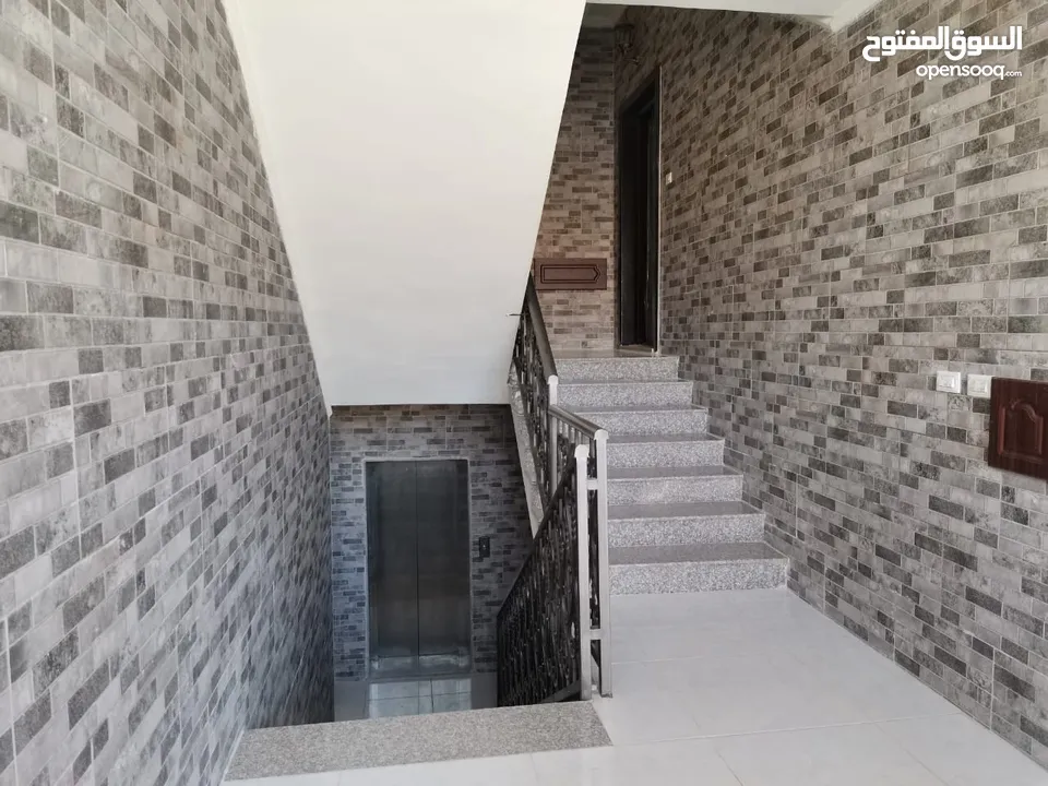 شقة ثالث مع روف سطح غير مبني 150م في ابو نصير